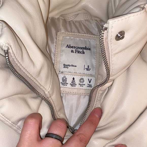 Abercrombie & Fitch Small Medium Beige Cream Faux Leather Vest quilted Oversized - Picture 10 of 10